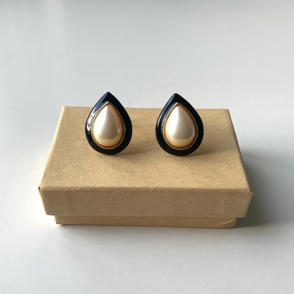 Vintage Gold Clip On Earrings in Black With Pearl